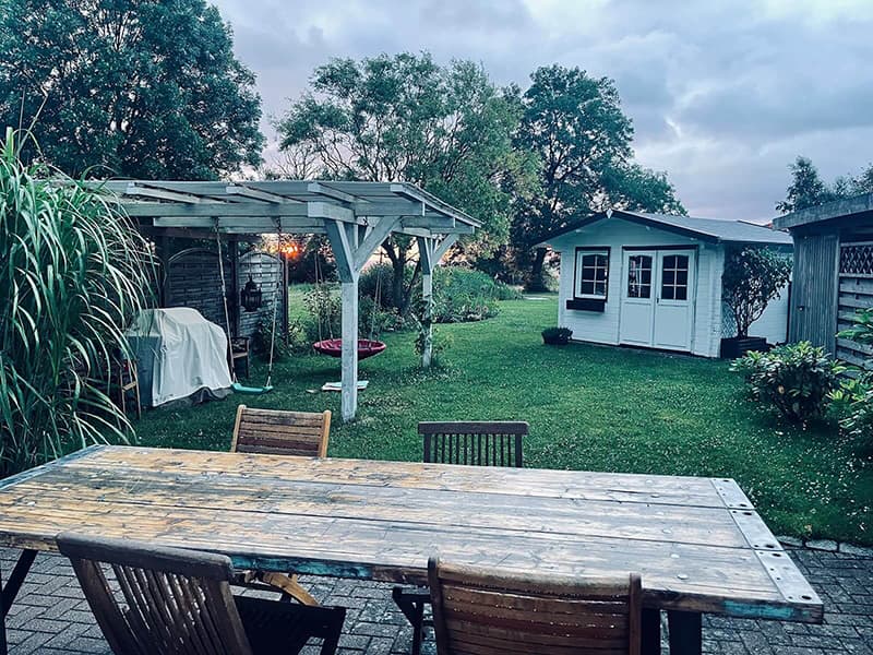 Blick von der Terrasse in den grünen Garten