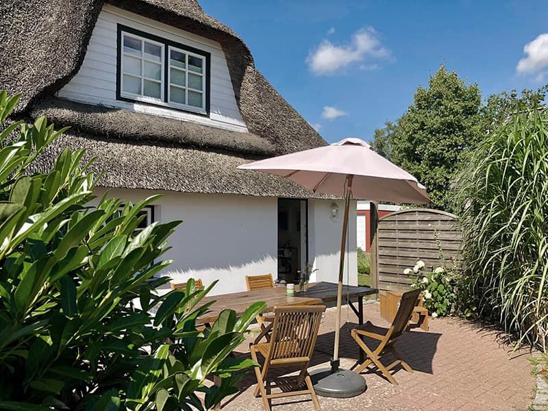 Die gemütliche Terrasse hinter dem Häuschen