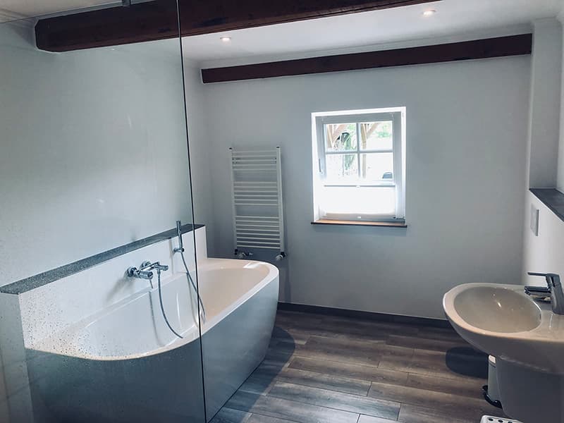 Modernes Badezimmer mit Badewanne, Dusche & Fußbodenheizung