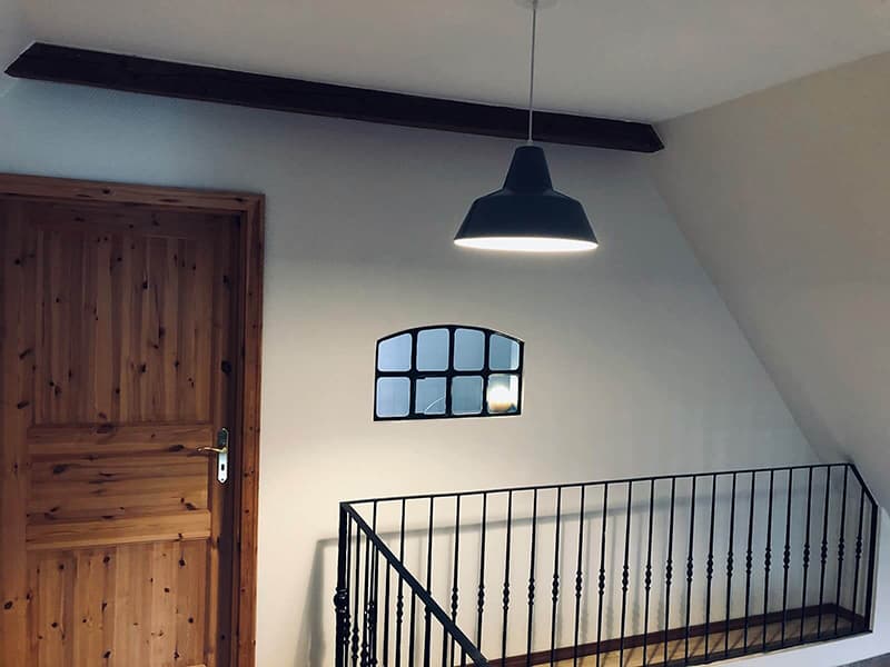 Oberer Flur mit kleinem Fenster zum Schlafzimmer