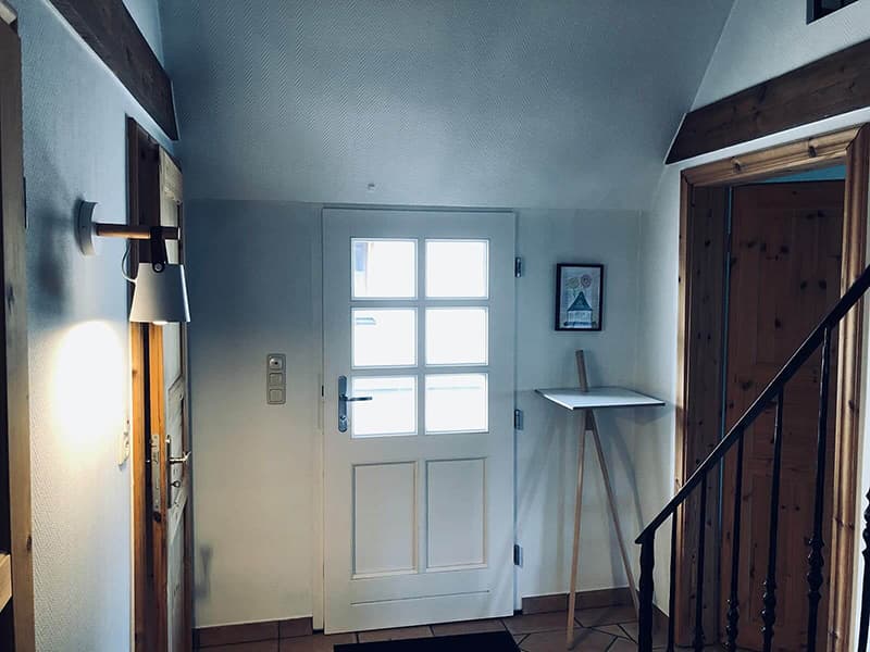 Der untere Flur mit Blick zur Haustür