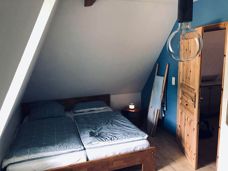 Doppelbett im zweiten Schlafzimmer